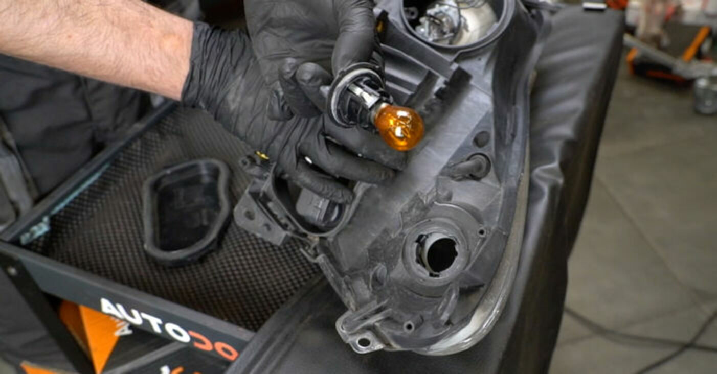 Opel Corsa D Scheinwerfer Birne Wechseln Fahrerseite Anleitung: Opel Corsa D Scheinwerfer wechseln - Anleitung und Video