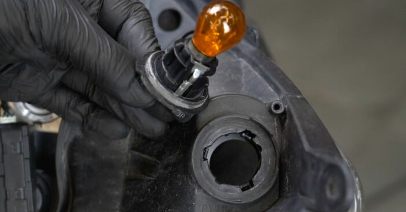 Opel Corsa D Scheinwerfer Birne Wechseln Fahrerseite Anleitung: Opel Corsa D Scheinwerfer wechseln - Anleitung und Video