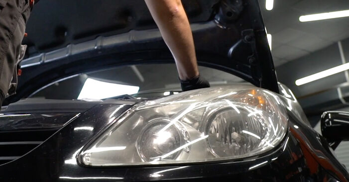 Svépomocná výměna Corsa D Hatchback (S07) 1.4 (L08, L68) 2011 Hlavní světlomet - online tutoriál