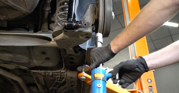 Come sostituire Kit ammortizzatori posteriori e anteriori OPEL Corsa D Hatchback (S07) 1.2 (L08, L68) 2007 - manuali passo passo e video guide