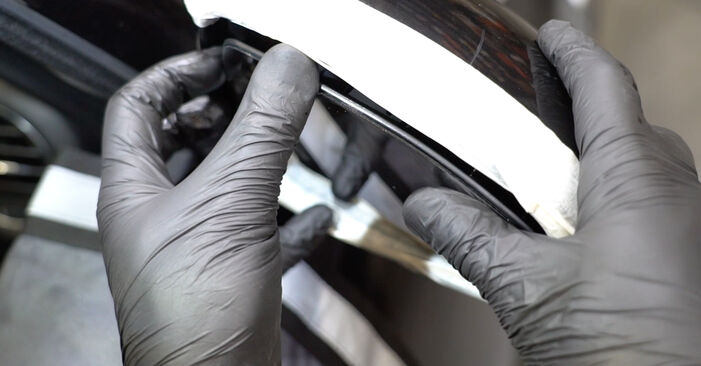 Wie lange braucht der Teilewechsel: Spiegelglas am Opel Corsa D 2014 - Einlässliche PDF-Wegleitung