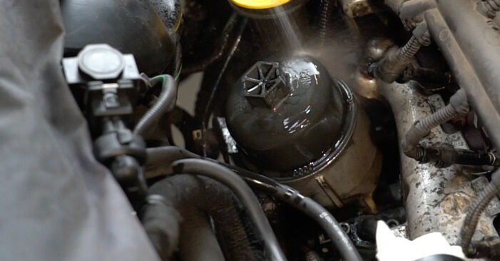 Wie man Ölfilter beim Opel Corsa D 2006 wechselt - Gratis PDF- und Video-Tutorials