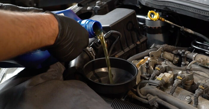 Jak trudno jest to zrobić samemu: wymień Filtr oleju silnikowego w Opel Corsa D 1.2 (L08, L68) 2012 - pobierz ilustrowany przewodnik