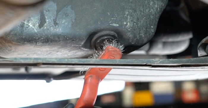 Wie schmierig ist es, selber zu reparieren: Ölfilter beim Opel Corsa D 1.4 (L08, L68) 2012 wechseln – Downloaden Sie sich Bildanleitungen