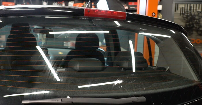 Kā nomainīt Stikla tīrītāja slotiņa OPEL Corsa D Hatchback (S07) 2011 - lejupielādējiet PDF rokasgrāmatas un video instrukcijas