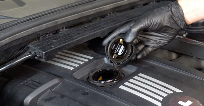 Quanto è difficile il fai da te: sostituzione Filtro Olio su BMW E82 120i 2.0 2012 - scarica la guida illustrata