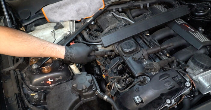Zündkerzen am BMW 1 Coupe (E82) M 2009 wechseln – Laden Sie sich PDF-Handbücher und Videoanleitungen herunter