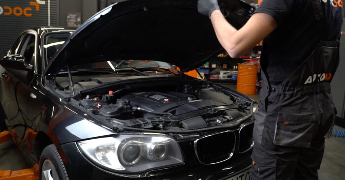 Come sostituire Candele di accensione su BMW 1 Coupe (E82) M 2009: scarica manuali PDF e istruzioni video