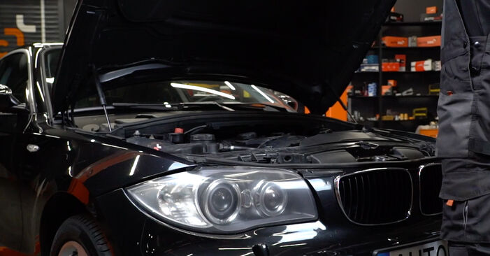 Wie man Luftfilter beim BMW E82 2004 wechselt - Gratis PDF- und Video-Tutorials