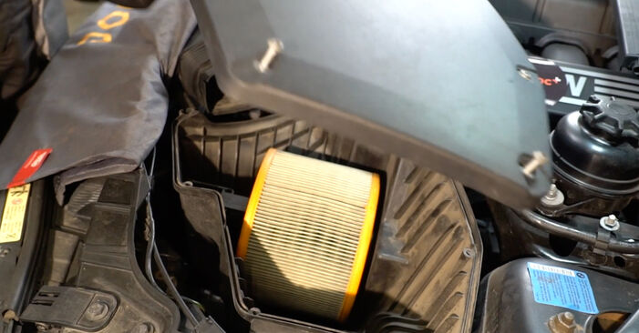 Tauschen Sie Luftfilter beim BMW 1 Coupe (E82) 118d 2.0 2007 selbst aus