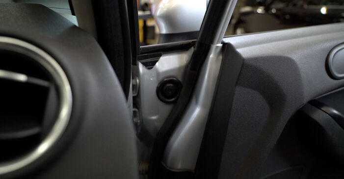 Ako vymeniť Vonkajżie spätné zrkadlo na Ford Fiesta Mk6 2008 – bezplatné PDF a video návody.