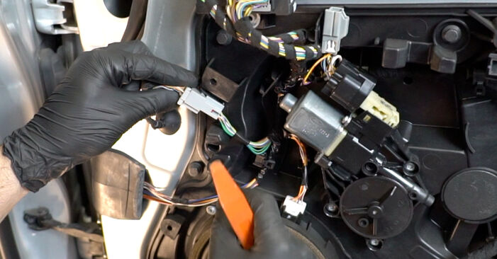 Ako vymeniť Vonkajżie spätné zrkadlo na FORD Fiesta Mk6 Hatchback (JA8, JR8) 2020 – tipy a triky