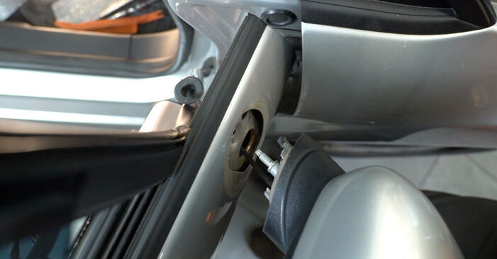 Hvordan bytte FORD Fiesta Mk6 Hatchback (JA8, JR8) 1.6 TDCi 2022 Sidespeil selv – veiledning på nettet