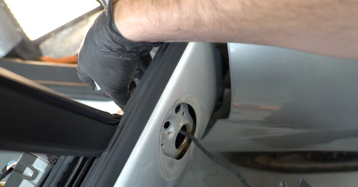 Kā nomainīt Ārējais atpakaļskata spogulis Ford Fiesta Mk6 2008 - bezmaksas PDF un video rokasgrāmatas