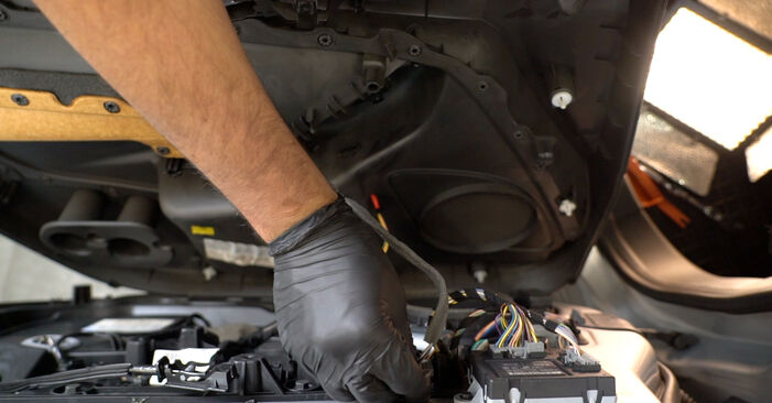 Jak wymienić Lusterko zewnętrzne w FORD Fiesta Mk6 Hatchback (JA8, JR8) 1.4 LPG 2013: pobierz instrukcje PDF i instrukcje wideo