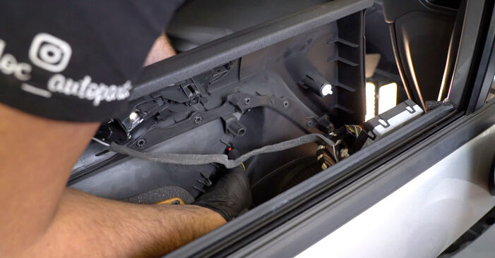 Aké náročné to je, ak to budete chcieť urobiť sami: Vonkajżie spätné zrkadlo výmena na aute Ford Fiesta Mk6 1.4 2014 – stiahnite si ilustrovaný návod