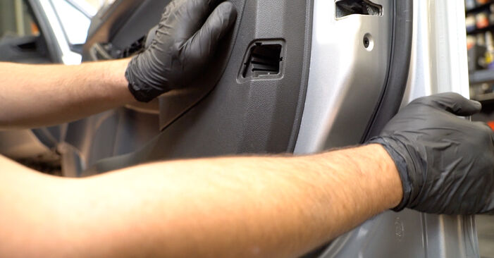 Tidsforbruk: Bytte av Sidespeil på Ford Fiesta Mk6 2016 – informativ PDF-veiledning