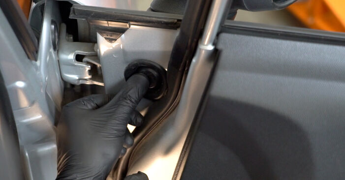 Ako vymeniť Vonkajżie spätné zrkadlo na Ford Fiesta Mk6 2008 – bezplatné PDF a video návody.
