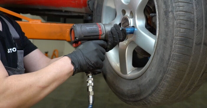 Wie schmierig ist es, selber zu reparieren: Bremsbeläge beim Seat Ibiza 6L1 1.9 TDI 2008 wechseln – Downloaden Sie sich Bildanleitungen