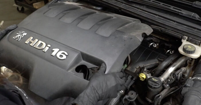 Sustitución de Filtro de Combustible en un Peugeot 307 SW 1.6 16V 2004: manuales de taller gratuitos