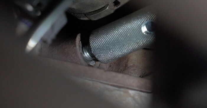 Mudar Bomba de Água + Kit de Distribuição no Renault Clio 3 2013 não será um problema se você seguir este guia ilustrado passo a passo