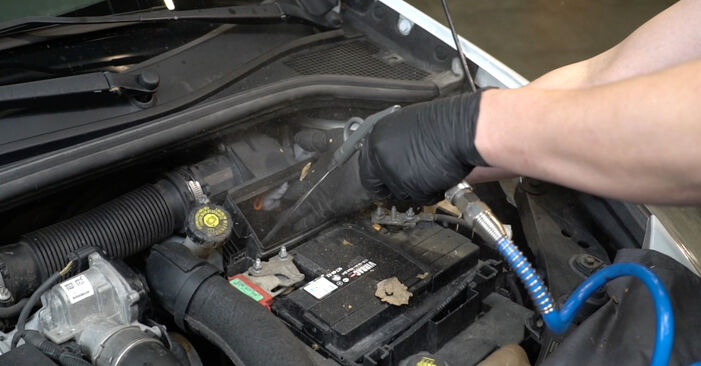 Cómo reemplazar Filtro de Aire en un RENAULT Clio III Hatchback (BR0/1, CR0/1) 2010: descargue manuales en PDF e instrucciones en video