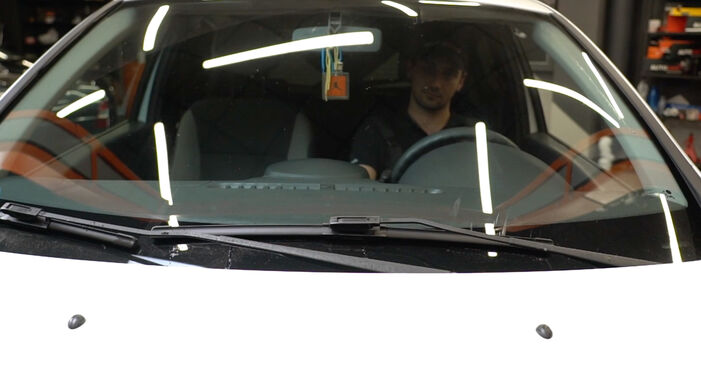 Hvordan skifte Vindusviskere på RENAULT Clio III Hatchback (BR0/1, CR0/1) 2010: Last ned PDF- og videoveiledninger