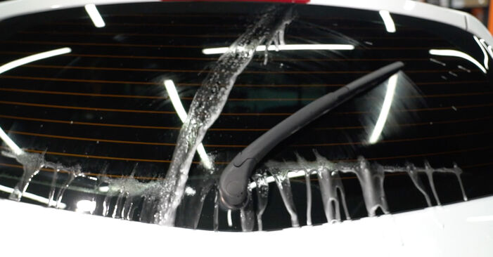 Quão difícil é efetuar a substituição de Escovas do Limpa Vidros no Renault Clio 3 1.5 dCi 2011 por si mesmo - descarregue o guia ilustrado