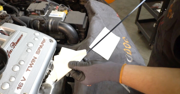 Wie kompliziert ist es, selbst zu reparieren: Ölfilter am Alfa Romeo 147 937 2.0 16V T.SPARK (937.AXA1, 937.AXC1, 937.BXC1) 2006 ersetzen – Laden Sie sich illustrierte Wegleitungen herunter