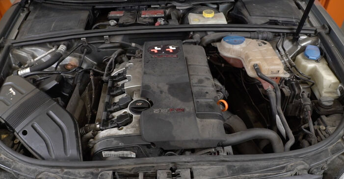 Cómo reemplazar Filtro de Combustible en un AUDI A4 Berlina (8EC, B7) 2.0 TDI 16V 2005 - manuales paso a paso y guías en video