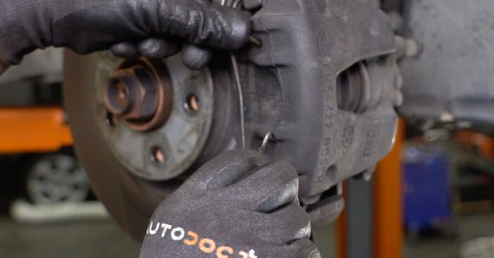 Kuinka vaikeaa on tehdä itse: Pyöränlaakerit-osien vaihto ALFA ROMEO 147 -autoon - lataa kuvitettu opas