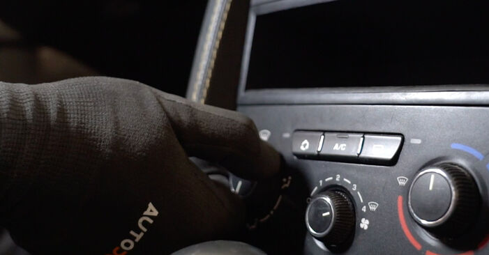 Stufenweiser Leitfaden zum Teilewechsel in Eigenregie von Peugeot 207 WA 2009 1.6 16V VTi Innenraumfilter