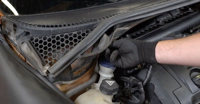 Sustitución de Filtro de Habitáculo en un Peugeot 207 Hatchback 1.6 HDi 2008: manuales de taller gratuitos