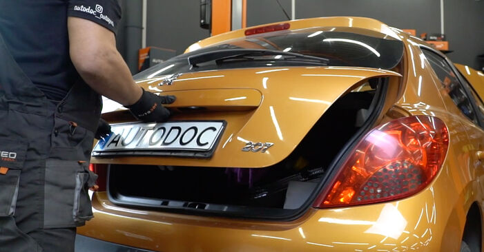 Cómo cambiar Amortiguador De Maletero en un Peugeot 207 Hatchback 2006 - Manuales en PDF y en video gratuitos