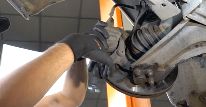 Wie schmierig ist es, selber zu reparieren: Bremsscheiben beim Peugeot 207 WA 1.6 16V RC 2012 wechseln – Downloaden Sie sich Bildanleitungen