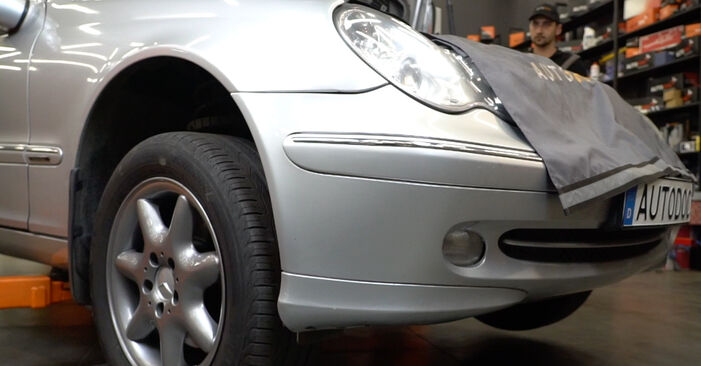 Vanskelighetsgrad: Bytte av Støtdemper på Mercedes W203 C 200 2.0 Kompressor (203.045) 2006 – last ned illustrert veiledning