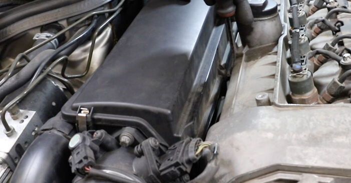 Trinn-for-trinn anbefalinger for hvordan du kan bytte Mercedes W211 2007 E 280 CDI 3.0 (211.020) Luftfilter selv