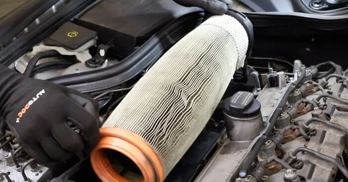 Ako dlho trvá výmena: Vzduchový filter na aute Mercedes W211 2002 – informačný PDF návod