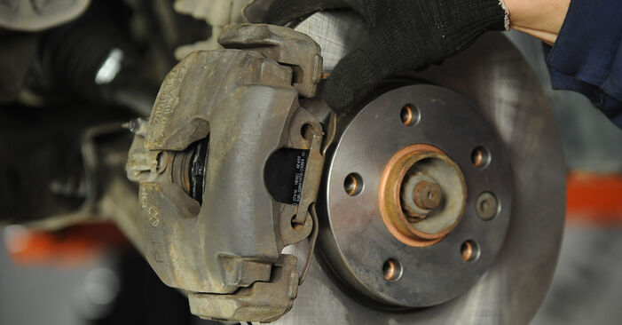 Wie kompliziert ist es, selbst zu reparieren: Bremsbeläge am T5 Multivan 2.0 2009 ersetzen – Laden Sie sich illustrierte Wegleitungen herunter
