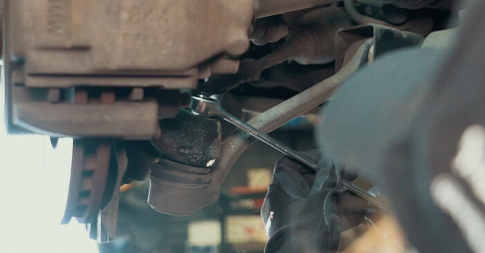 Wie schmierig ist es, selber zu reparieren: Querlenker beim BMW X3 E83 2.5 i 2009 wechseln – Downloaden Sie sich Bildanleitungen