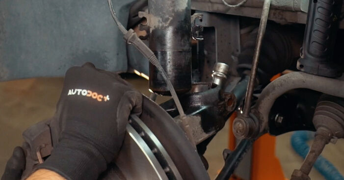 Hvordan man fjerner BMW X3 Støddæmper - nem at følge online instruktioner