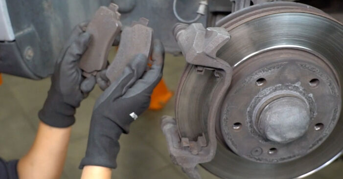 Replacing Brake Discs on Mercedes W168 1999 A 140 1.4 (168.031, 168.131) by yourself