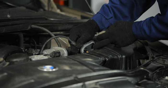 Смяна на BMW Е90 320 i 2006 Въздушен филтър: безплатни наръчници за ремонт