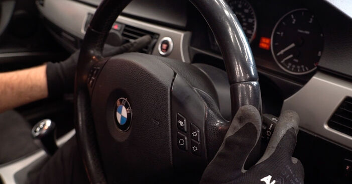 Come cambiare Tergicristalli su BMW E90 2004 - manuali PDF e video gratuiti