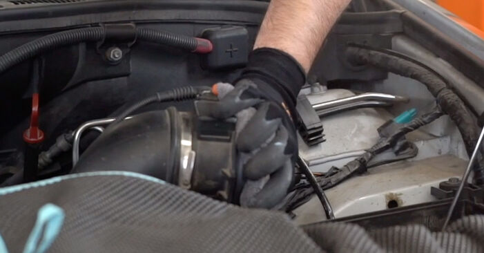 Wie schmierig ist es, selber zu reparieren: Luftfilter beim BMW E53 3.0 i 2006 wechseln – Downloaden Sie sich Bildanleitungen