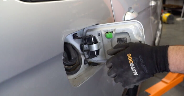 Come cambiare Filtro Carburante su BMW E53 2000 - manuali PDF e video gratuiti
