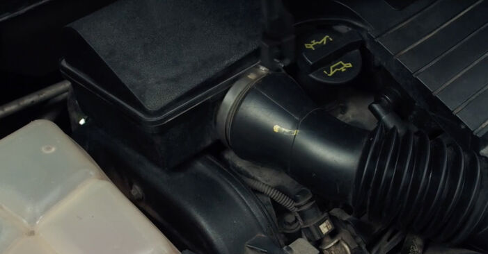 Hvordan bytte Luftfilter på FORD Fiesta Mk5 Hatchback (JH1, JD1, JH3, JD3) 1.25 16V 2004 selv