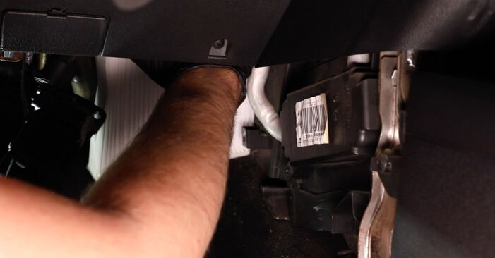 Sostituzione Filtro Antipolline carbone attivo e biofunzionale su Ford Fiesta Mk5 1.6 16V 2007 - scarica la guida illustrata