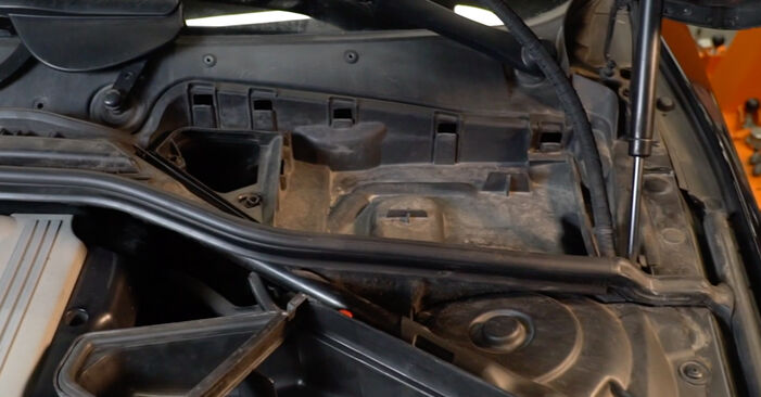 Stufenweiser Leitfaden zum Teilewechsel in Eigenregie von BMW E60 2004 525d 3.0 Innenraumfilter