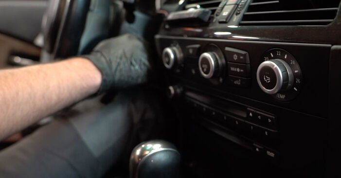 Austauschen Anleitung Innenraumfilter am BMW E60 2001 530d 3.0 selbst